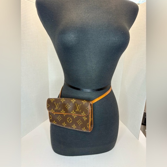 LOUIS VUITTON Monogram Pochette Florentine Bag COA-Dust bag & Original Strap - Picture 4 of 17